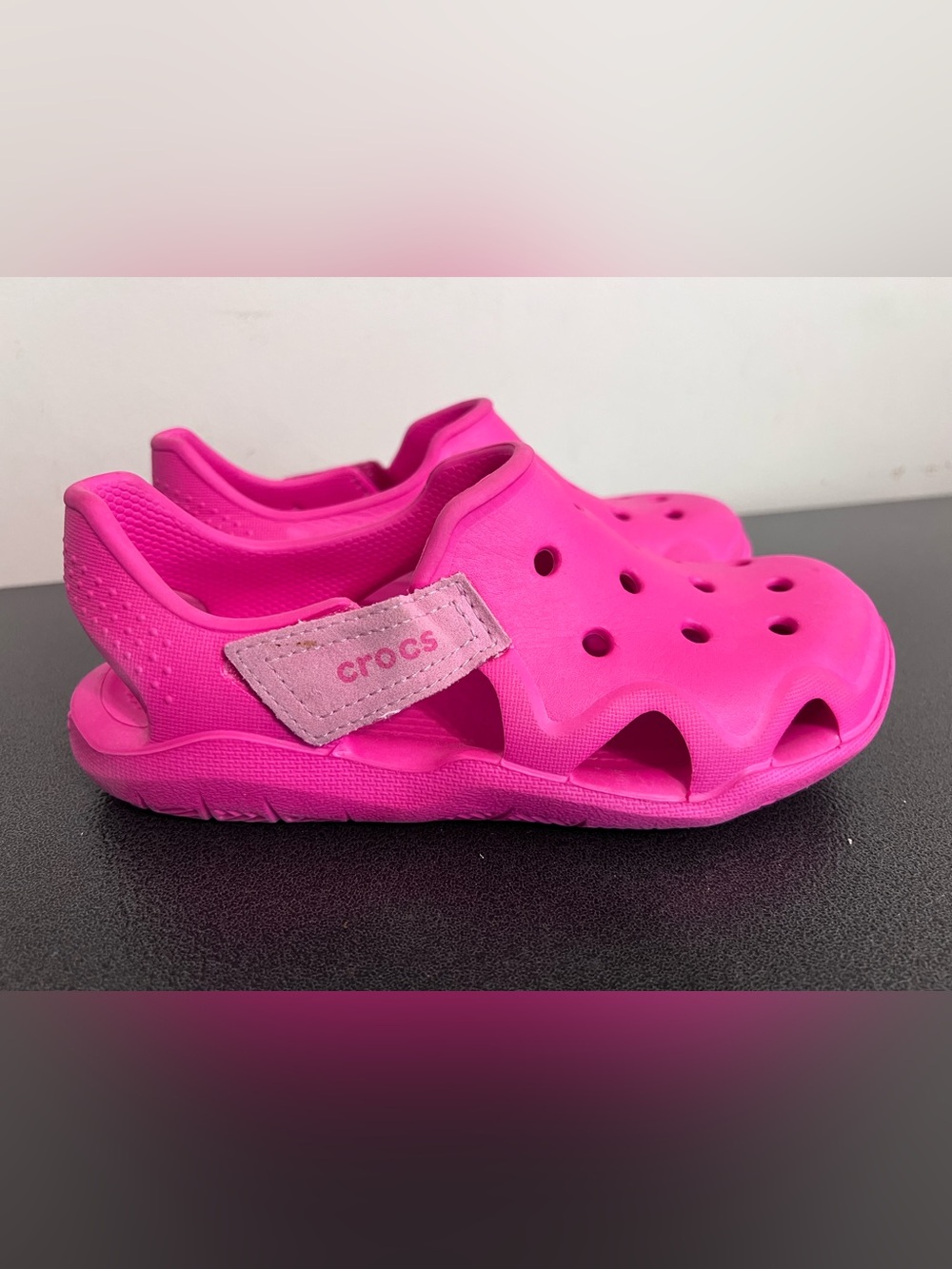 Crocs Swiftwater Wave Kids Sandals – J2 – Electric Pink 💗